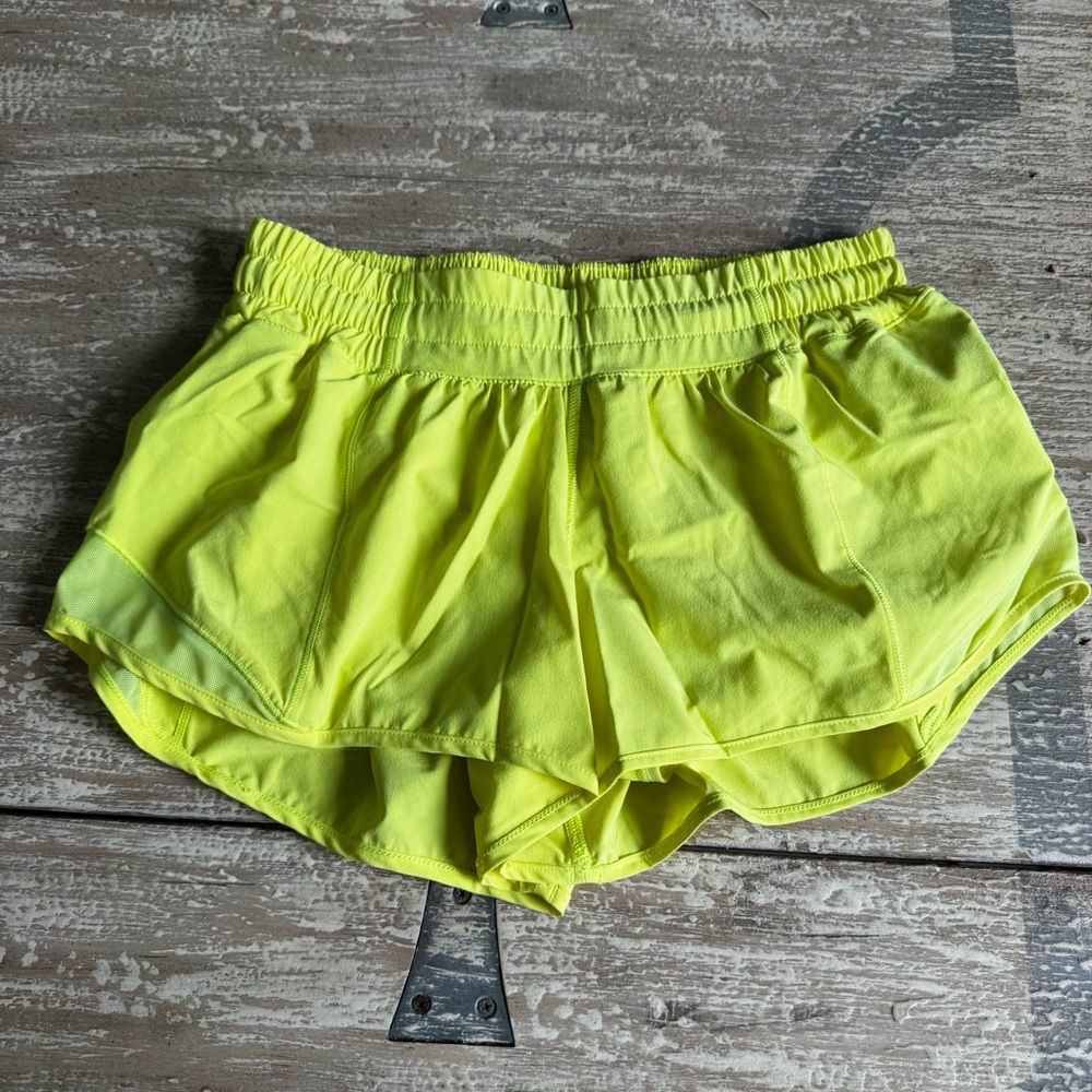 🍋 Lululemon Hotty Hot Short II *2.5". Size 6
